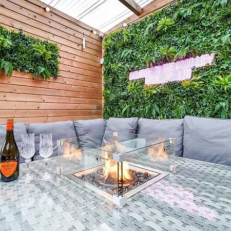 Glenside 'sleeping 4 Guests' *